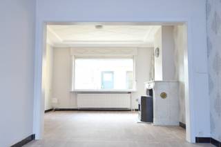 Op zoek naar een ruime en goed gelegen gezinswoning in Heule? Deze woning geniet van een vlotte bereikbaarheid met snelle verbinding naar de R8...