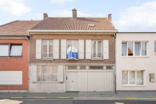 <p>Centrum Beveren. 226 m². En een tuin die je hier niet verwacht.</p><p>Midden in het centrum, maar achteraan een grote, volgroeide tuin. Binnen een lichtrijke leefruimte met open haard en een veranda met zicht op het groen.</p><p>- 226 m² bewoonbaar op 400 m² perceel<br />- 4 slaapkamers + uitbreidbare zolder<br />- Inpandige garage + gerenoveerde droge kelder<br />- Vlot naar Antwerpen, Sint-Niklaas en E17/E34</p><p>Bezichtigen? 03 232 33 40 · sam@woonvast.be</p>