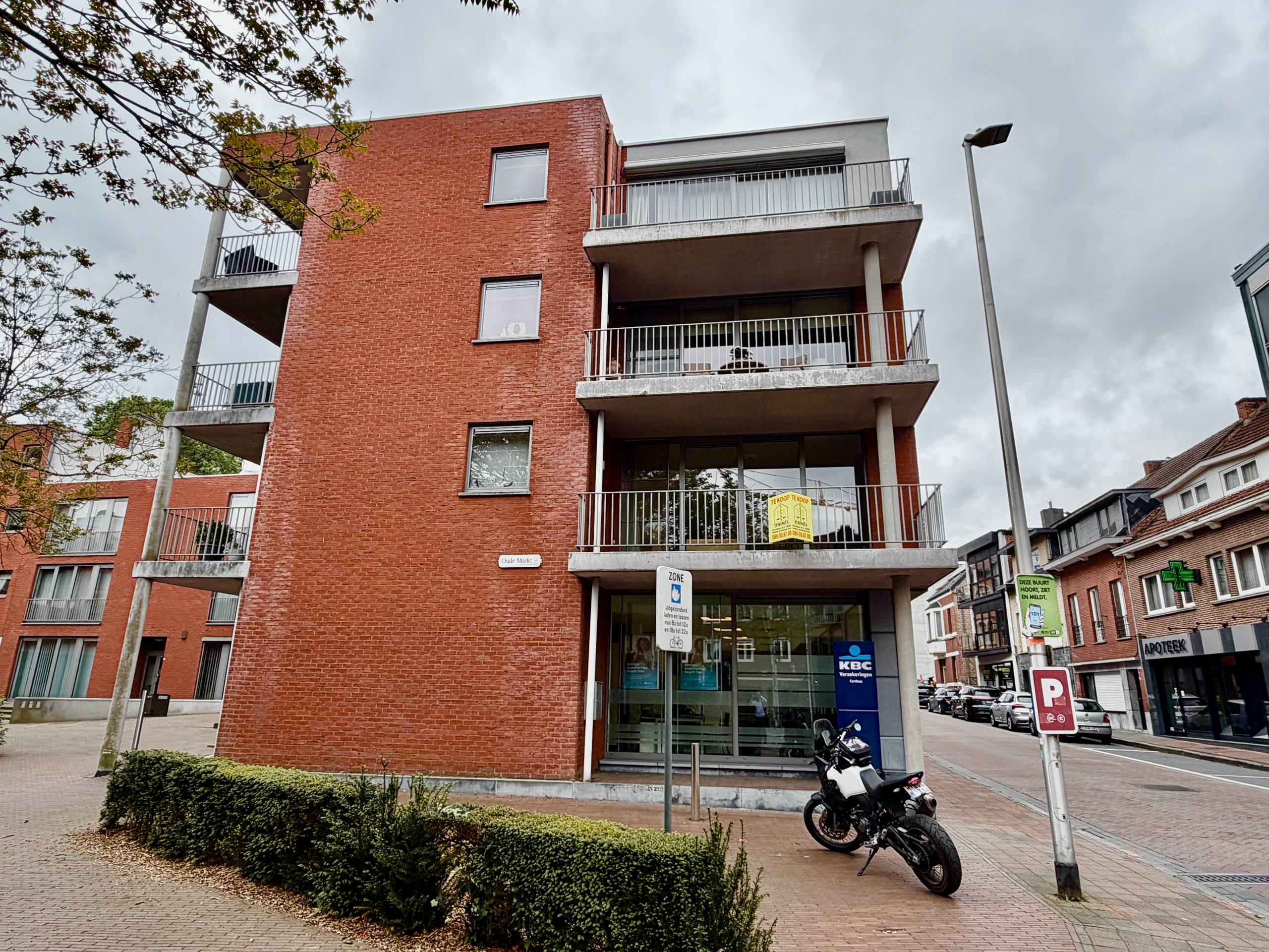 Genk-centrum, Oude Markt 4 bus 11: Ruim en energiezuinig appartement (133 m²) met 2 slaapkamers, overdekt terras en dubbele autostaanplaats. - foto 2