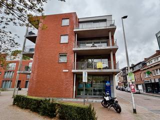 Genk-centrum, Oude Markt 4 bus 11: Ruim en energiezuinig appartement (133 m²) met 2 slaapkamers, overdekt terras en dubbele autostaanplaats.In de...