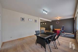 Zeer ruim, instapklaar appartement (216 m²) met een lichtrijke woonkamer uitgerust met speksteenkachel, 4 ruime slaapkamers, een terras (70 m²),...