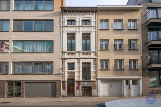 Informatie woningAuthentiek gebouw uit 1982 heeft een karaktervolle gevel en bijzonder veel potentieel. Op de gelijkvloerse verdieping bevindt zich...