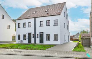 Deze riante nieuwbouwwoning met een bewoonbare oppervlakte van maar liefst 234 m² (inclusief zolderverdieping) is gelegen op een perceel van 579...