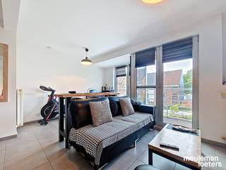 Recent en energiezuinig appartement met parkeerplaats in het centrum van Oostkamp.<br /><br />Het appartement bestaat uit: inkom met vestiaire mogelijkheid, apart toilet, leefruimte met aansluitend terras, open ingerichte keuken (met keramische kookplaat, dampkap, oven en spoelbak) met aansluitende berging en één slaapkamer met aanpalende douchekamer met lavabo.<br /><br />Bij het appartement hoort een bovengrondse parkeerplaats achteraan het gebouw.<br /><br />Het gebouw geniet van een zeer centrale ligging in de buurt van verschillende winkels & diensten, openbaar vervoer en verbindingswegen.<br /><br />EPC: 142 kWh/m²