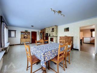 <p>Op een prachtige, landelijke locatie in Anzegem vinden we deze ruime woning met een bijzonder groot perceel en aansluitend weiland. Een ideale eigendom voor wie houdt van rust, privacy en ruimte, maar toch een vlotte bereikbaarheid wenst. De woning beschikt over een royale leefruimte met zit- en eetkamer, een ruime keuken en maar liefst drie ruime slaapkamers. Daarnaast zijn er een badkamer, apart toilet, praktische berging, kelder en een grote zolder met vaste trap die nog tal van mogelijkheden biedt.</p>
<p>Buiten geniet je van een aangename tuin met terras en een ruim bijgebouw. De grote weide zorgt voor een uniek landelijk karakter en biedt mogelijkheden voor dierenliefhebbers, hobbyisten of wie simpelweg maximaal wil genieten van groen en open ruimte. De combinatie van de woning, de tuin en het uitgestrekte perceel maakt dit tot een eigendom met bijzonder veel potentieel.</p>
<p>Extra troeven:<br /><br />• Landelijke ligging met prachtig open zicht<br />• Ruime zolder met vaste trap<br />• Kelder van ca. 65 m²<br />• Garage + 2 parkeerplaatsen<br />• Elektrische rolluiken<br />• Dubbele beglazing<br />• Grote aansluitende weide<br />• Ideaal voor dierenliefhebbers en hobbyisten</p>
<p>Een unieke kans voor wie ruimte, rust en landelijk wonen wil combineren!<br /><br />Deze woning is te koop ZONDER makelaar via het concept van Smart Houses. Wenst u verdere inlichtingen of een bezoek? Contacteer rechtstreeks de eigenaar via 0473/910.404</p>