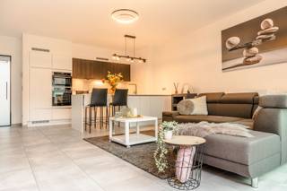 Aan de<strong> Geerard de Cremerstraat 15 in Rupelmonde </strong>nemen we je graag mee door deze <strong>nieuwbouwwoning met drie slaapkamers</strong>, <strong>een tuin</strong> van circa <strong>90 m² en een dakterras.</strong><br /><br />We komen binnen in <strong>de inkomhal</strong>, met plaats voor jassen en schoenen.<br />Hier bevinden zich ook <strong>het gastentoilet</strong>, <strong>de berging </strong>met aansluitingen voor de wasmachine en ruimte voor een droogkast, en de trap naar de verdiepingen.<br /><br />Rechtdoor stappen we de open leefruimte binnen. <strong>De keuken </strong>met modern kookeiland, waar je ook gezellig kunt eten, sluit aan op de zithoek.<br />We lopen verder naar de zithoek aan de tuinzijde. <strong>De grote raampartijen</strong> laten het daglicht binnen en bieden zicht op het terras en <strong>de tuin van circa 90 m². </strong>Op warme dagen zet je de deuren open en eet je buiten. Er is plaats voor een tuintafel, enkele ligstoelen en groen dat je naar eigen smaak kunt aanplanten.<br /><br />Terug in de hal nemen we de trap naar <strong>de eerste verdieping</strong>. Hier liggen <strong>twee slaapkamers</strong>, die je ook als logeerkamer of werkplek kunt gebruiken. <strong>De badkamer</strong> beschikt over een ligbad, een douche en een wastafel. Het toilet bevindt zich afzonderlijk op de overloop.<br /><br />Nog een verdieping hoger komen we in <strong>de derde slaapkamer. </strong><br />Hier heb je een eigen verdieping, met plaats voor een groot bed en een dressing.<br />Vanuit de slaapkamer stappen we <strong>op het dakterras </strong>van circa 2,42 × 2,72 meter. Met twee stoelen en een tafeltje maak je er een fijne plek van voor je eerste koffie of een rustig moment buiten.<br /><br /><u><strong>Technische informatie:</strong></u><br /><strong>EPC:</strong> label A – 59 kWh/m²/jaar<br /><strong>Verwarming:</strong> vloerverwarming<br /><strong>Ventilatie:</strong> systeem D<br /><strong>Renovatieverplichting</strong>: geen<br /><strong>Watertoets:</strong> P-score A | G-score A<br /><strong>Stedenbouwkundige inlichtingen:</strong> in aanvraag<br /><strong>Gemeenschappelijke kosten:</strong> €110 per maand<br /><br /><strong>Aankoop tegen 2% registratierechten mogelijk</strong> voor wie voldoet aan de voorwaarden voor de enige eigen woning, bij een compromis dat <strong>uiterlijk op 31 december 2026 wordt gesloten.</strong> Onder voorbehoud van de definitieve regelgeving en de toepasselijkheid op deze verkoop.<br /><br />Zie jij jezelf hier wonen? We laten je de woning graag ter plaatse ontdekken. Contacteer M3 Makelaars voor een bezoek.<br />