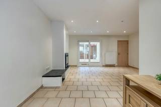 Langs de Kwekersstraat, in het centrum van Brugge, bevindt zich deze charmante te renoveren woning met twee ruime slaapkamers, rustig gelegen in het pittoreske Sint-Annakwartier. De woning werd deels gerenoveerd in 2017 en 2024 en beschikt over een gunstig EPC C. <br /><br />Dankzij de uitstekende ligging, op korte afstand van het historische centrum, geniet u van een vlotte bereikbaarheid van winkels, restaurants en het rijke culturele aanbod. Deze woning combineert karakter, renovatiepotentieel en een toplocatie. <br /><br />Indeling<br /><br />Gelijkvloers:<br />- Inkomhal<br />- Woonkamer<br />- Veranda met toegang tot de zuidgerichte stadskoer (10 m²) met bijhorend tuinhuis <br />- Keuken <br />- Badkamer<br />- Toilet<br /><br />Eerste verdieping:<br />- Nachthal<br />- Slaapkamer 1<br />- Slaapkamer 2<br /><br />Tweede verdieping:<br />- Zolderverdieping<br /><br />Deze AI-visualisaties zijn bedoeld als inspiratie. Er werd geen rekening gehouden met technische specificaties, stedenbouwkundige voorschriften of de concrete mogelijkheden tot realisatie.