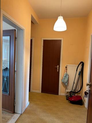 Het appartement 87 m² is gelegen op de eerste verdieping van een kleinschalig gebouw. Ze bestaat uit 2 slaapkamers, badkamer met ligbad en douchemogelijkheid, apart toilet en gerenoveerde keuken.<br /><br />Verder is er ook een ruime kelderberging. <br /><br />Verdere troeven zijn de mooie houten vloer in de leefruimte, EPC-score B, een conforme elektriciteitskeuring, een asbestveilig attest en een uitstekende ligging, rustig maar toch dicht bij diverse invalswegen. <br /><br />Een ondergrondse garage met kantelpoort verplicht mee aan te kopen aan de prijs van € 22.500.<br /><br />Niet verhuurd, dus onmiddellijk beschikbaar bij de akte.