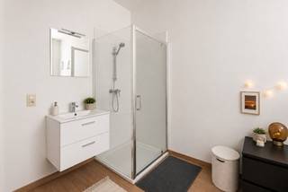 ENKEL VOOR STUDENTEN!!<br />`Deze moderne studentenkamer bevindt zich in een recent gebouwd vlakbij campussen van AP en de UA. De kamer is efficiënt ingericht en biedt een comfortabele leefruimte voor studenten.<br /><br />Kenmerken van de kamer:<br /><br />Eigen Douche: De kamer beschikt over een eigen douche, wat extra comfort en privacy biedt.<br />Gemeenschappelijke Keuken: Er is een goed uitgeruste, gemeenschappelijke keuken beschikbaar waar je je maaltijden kunt bereiden en andere studenten kunt ontmoeten.<br />Gedeeld Terras/Tuin: Het complex beschikt over een gedeeld terras en tuin, perfect om te ontspannen, te studeren in de buitenlucht of om sociale contacten te leggen met medebewoners.<br /><br />Extra Informatie:<br />Maandelijkse Lasten: De maandelijkse lasten bedragen €100, inclusief alle kosten zoals water, elektriciteit, internet en schoonmaak van de gemeenschappelijke ruimtes.<br />Ligging: Gelegen in een bruisende en centraal gelegen wijk, zijn alle benodigde faciliteiten zoals de universiteit, bibliotheek, winkels en gezellige cafés op loopafstand bereikbaar.<br />Deze studentenkamer biedt een ideale combinatie van privacy en gemeenschappelijke ruimtes, waardoor het de perfecte plek is om te wonen tijdens je studietijd in Antwerpen.