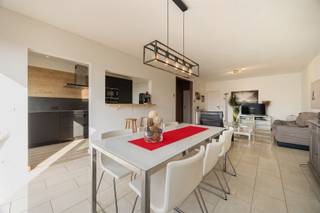 <p><span>Dit prachtig onderhouden appartement op de tweede verdieping combineert moderne luxe met een uitstekende ligging. Je geniet van een rustige woonomgeving terwijl alle faciliteiten winkels, openbaar vervoer en invalswegen zich op een steenworp afstand bevinden. </span></p><p><span> </span></p><p><span>De highlights: </span></p><p><span>·Topcomfort: 2 grote slaapkamers + een aparte, ingerichte dressing. </span></p><p><span>·Licht &amp; Ruimte: Open keuken voorzien van alle kwalitatieve toestellen. </span></p><p><span>·Buitenruimte: Genieten op elk moment van de dag dankzij 2 terrassen. </span></p><p><span>·Energiezuinig: Duurzaam wonen met een gunstig EPC B. </span></p><p><span> </span></p><p><span>De lichte woonkamer met grote raampartijen vormt het hart van het appartement en vloeit naadloos over in de volledig geïnstalleerde open keuken. </span></p><p><span>Achteraan vind je de rustige slaapvertrekken: twee royale slaapkamers en een luxe dressing die voor optimaal opberggemak zorgt. </span></p><p><span>De twee terrassen bieden de perfecte plek om buiten te ontspannen. </span></p><p><span> </span></p><p><span>Interesse? Vul de bezoekersaanvraag in onderaan de pagina. De makelaar contacteert u voor een bezoek.</span><span> </span></p>