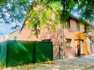 Energiezuinige gezinswoning in hartje Hamme (te huur vanaf 01/08/2026) Deze woning beschikt over een bewoonbare oppervlakte van 177 vierkante meter,...