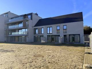In het mooie Harelbeke wordt momenteel een nieuw project ontwikkeld met 3 moderne en ruime woningen. Deze woning biedt alle comfort en ruimte die je nodig hebt, voorzien van 3 slaapkamers, bewoonbaar oppervlak van 165m² en een perceel van 180 m2. <br /><br />Voorzien van alle moderne voorzieningen (Warmtepomp) en hebben een strakke en eigentijdse uitstraling. De grote ramen zorgen voor veel natuurlijk lichtinval en een prachtig uitzicht op de omgeving. De leuke tuin biedt de mogelijkheid om heerlijk buiten te genieten en te ontspannen.<br /><br />Het project is gelegen in een rustige en groene omgeving, maar toch dichtbij alle voorzieningen zoals winkels, scholen en openbaar vervoer. Daarnaast zijn er ook voldoende recreatiemogelijkheden (de Gavers, de Leieboorden) in de buurt, zoals wandel- en fietspaden.<br /><br />Kortom, deze woningen in Harelbeke bieden de perfecte combinatie van comfort, ruimte en een mooie omgeving. Ideaal voor wie op zoek is naar een moderne en ruime woning in een groene omgeving.<br /><br />Benieuwd naar meer, bel ons voor alle details over dit project.<br />Onze Ref.DEV5119