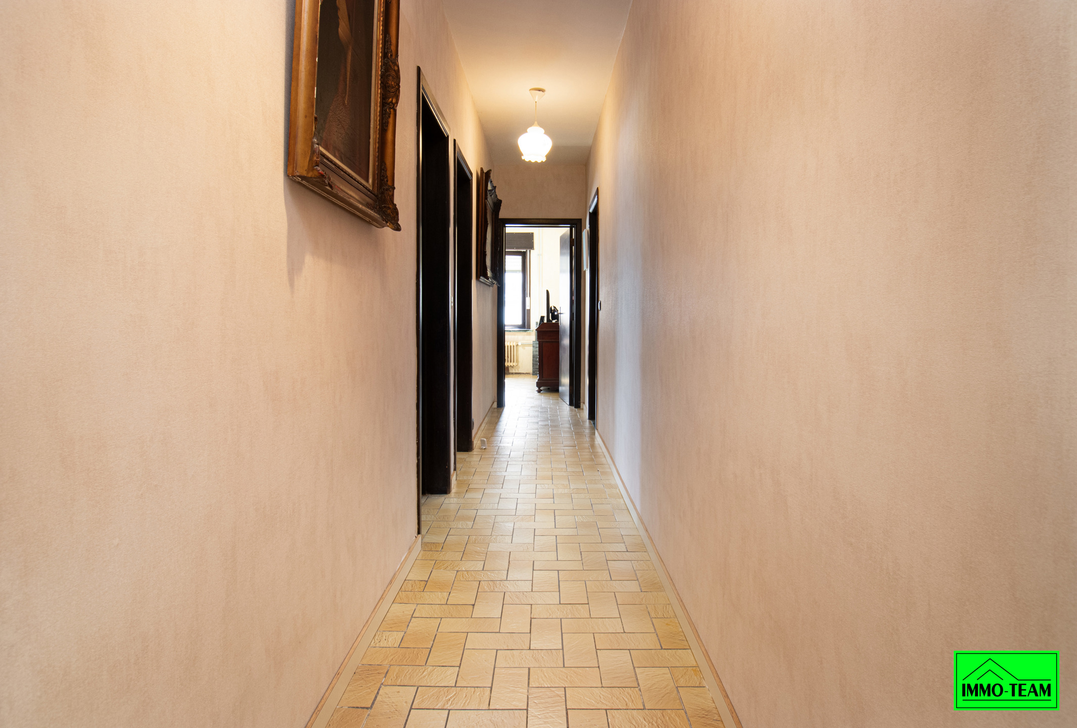 4-gevel woning in residentiële woonwijk - foto 4