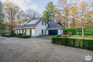 Luxe, sfeervolle en energiezuinige villa, rustig verscholen in het groen en toch centraal gelegen in Heide-Kalmthout. Deze stijlvolle woning biedt...