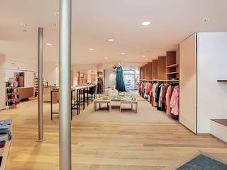 Deze winkelruimte te koop in de Ieperstraat beschikt over een nuttige oppervlakte van ongeveer 450 m² en een gevelbreedte van maar liefst 14...