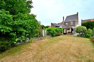<p>Cette maison à rénover avec un jardin spacieux se trouve au centre de Berchem, une commune de Kluisbergen ! Située dans un endroit très calme, avec de nombreuses commodités à proximité et un accès facile.<br /><br />La <strong>répartition</strong> de la maison est la suivante :<br />Nous entrons dans la maison par son hall d'entrée spacieux, puis nous accédons au salon et à la salle à manger avec de nombreux éléments authentiques. De plus, au rez-de-chaussée, il y a une petite cuisine, un toilette séparé, un cellier, une salle de bain et une véranda.<br /><br />À l'étage, il y a 2 chambres à coucher complètes et une plus petite pièce, un espace idéal pour par exemple une salle de bain ou un dressing. Par un escalier fixe, nous accédons à l'étage dans le grenier, qui offre de nombreuses possibilités. De plus, il y a une cave sèche, un grand <strong>garage</strong>, et le jardin avec un accès pratique.<br /><br />Plus d'infos ou une visite ? Contactez Kyamo De Smet : 0479 06 13 71 ou via kyamo@immoroman.be</p>