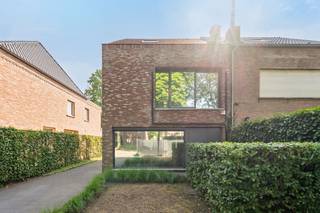 Sommige woningen geven je meteen een rustig gevoel. Dit is er zo eentje.<br /> <br />In een groene, residentiële straat, op wandelafstand van het centrum van Brasschaat, woon je hier dicht bij scholen, winkels, openbaar vervoer en alle belangrijke invalswegen. Rustig wonen, zonder in te boeten aan bereikbaarheid.<br /> <br />En het mooiste? Je hoeft hier niets meer te verbouwen. Geen eindeloze keuzes, geen stof, geen stress. Gewoon de sleutel omdraaien en thuiskomen.<br /> <br />De centrale inkomhal, met haar grote glaspartijen, verdeelt de woning op een slimme manier. <br />Vooraan vind je een gezellige zithoek, terwijl achteraan de ruime leefkeuken het kloppende hart van het huis vormt. Dankzij de grote schuiframen loopt de tuin naadloos over in de leefruimte, waardoor binnen en buiten mooi in elkaar overvloeien.<br /> <br /><br />De doorlopende gietvloer, vloerverwarming en overvloed aan natuurlijk licht zorgen voor een warme, rustige sfeer doorheen de hele woning.<br /> <br />Op de eerste verdieping bevinden zich drie slaapkamers, een stijlvolle badkamer en de wasruimte. De tweede verdieping is volledig ingericht als masterverdieping, met ruimte om indien gewenst nog een extra badkamer te voorzien. (leidingen voorzien)<br /> <br />En ook aan het comfort van morgen werd gedacht. Screens, airconditioning, veel maatwerk en een energiezuinige afwerking maken van deze woning een plek waar je nog jarenlang zorgeloos kan wonen.<br /> <br />Misschien is dit wel zo'n huis waar je binnenstapt en meteen denkt: ja... dit voelt goed.