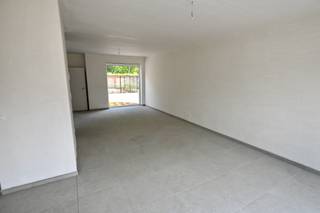 Nieuwbouwwoning in centrum Broechem met 3 tot 4 slaapkamers !<br /><br />Indeling : Inkomhal , apart toilet , woonkamer met open keuken , berging .<br />Verdiep : Nachthal , 3 slaapkamers , badkamer , apart toilet , wasplaats .<br />Vaste trap naar de zolderverdieping waar nog een 4de slaapkamer mogelijk is .<br /><br />Deze woning wordt voorzien van vloerverwarming met warmtepomp , zonnepanelen , ventilatiesysteem .<br /><br />Plannen en lastenboek te downloaden op onze website . <br /><br />Deze woning kan snel opgeleverd worden ! 