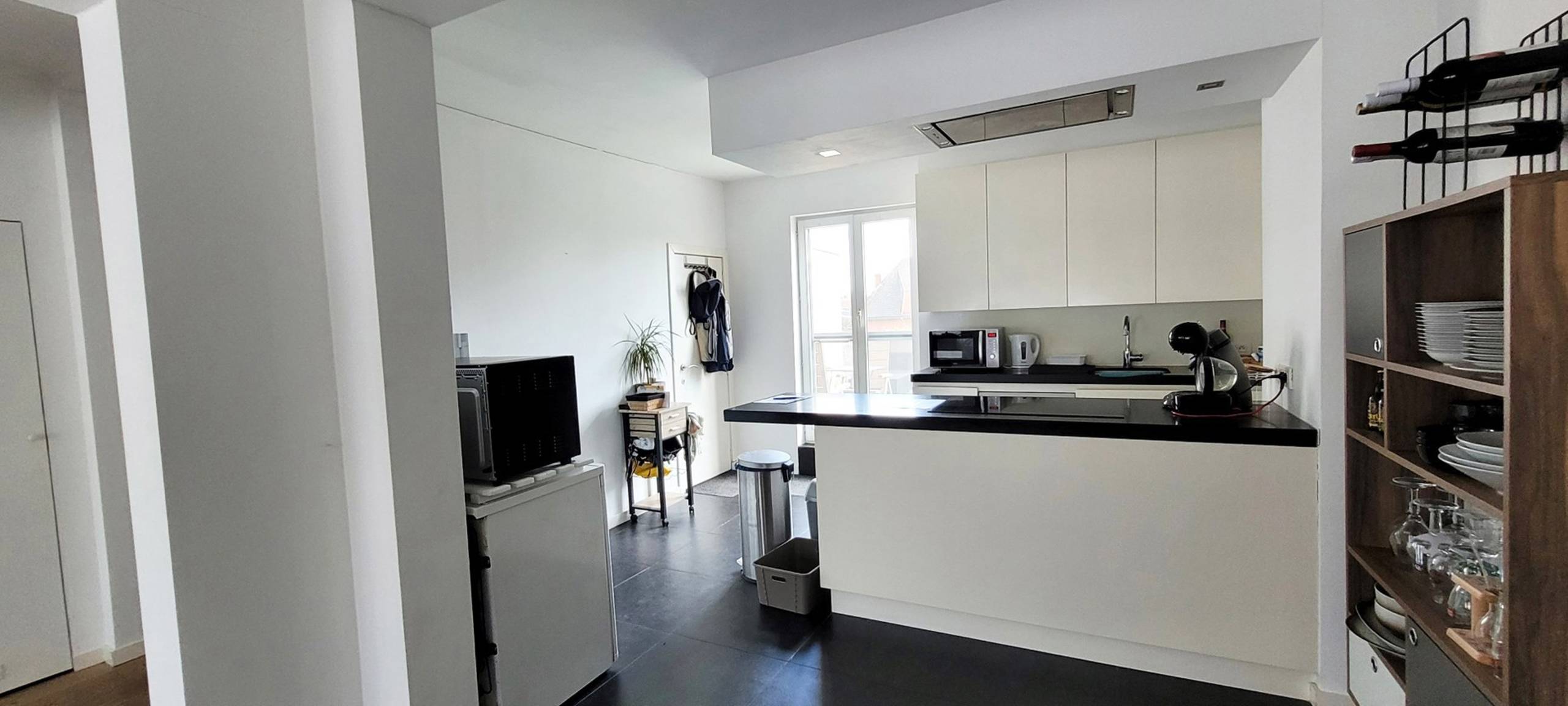 Ruim duplex appartement met royaal terras boven de levendige drukte van een café. Biedt het gemak om alles dicht in de buurt te hebben. - foto 5