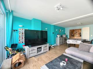 Cette maison confortable est située à Bruges et dispose de 3 chambres et d'un jardin urbain ensoleillé. Situé à proximité des gilets et du centre historique de la ville. <br /><br />Rez-de-chaussée : <br />hall d'entrée (7 m²) avec escalier menant au premier étage - salon (29 m²) avec de grandes fenêtres et équipé d'un poêle à granulés - cuisine équipée (8 m²) avec cuisinière à gaz, hotte, four, micro-ondes, évier, raccordement lave-vaisselle et placards intégrés - salle de bain (6 m²) avec lavabo, douche à effet pluie, toilettes et raccordement laveuse/sécheuse - jardin de ville ensoleillé (28 m²) avec salle de loisirs/débarras (10 m²)).<br /><br />1er étage (35 m²) : <br />hall de nuit - 2 chambres (18 m² + 11 m²) finies avec une moquette fixe sur un plancher en bois et équipées d'un placard intégré.<br /><br />2e étage : <br />chambre 3 accessible par un escalier fixe et équipée d'un placard intégré et d'une connexion TV. <br /><br />Avantages :<br />- jardin urbain ensoleillé<br />- emplacement central <br /><br />Dans l'ensemble :<br />- prix de location : 1 050,00 €/mois<br />- Disponible à partir du 01/12/2026<br /><br />Le moyen le plus rapide pour visiter cette propriété ? Demandez votre visite via le bouton rose de notre site Web (www.dewaele.com) et vous serez contacté par notre expert en location Broes. <br /><br />Les rendez-vous ne peuvent pas être pris par téléphone. Pour toute autre question, vous pouvez nous contacter par téléphone au 050 444 999.