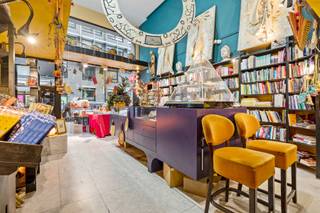 <p>Dit uniek handelspand vind je terug op een absolute toplocatie, middenin het kloppende hart van ’t stad. Men geniet hier van een dagelijkse stroming aan shopliefhebbers, toeristen en toevallige passanten, wat ervoor zorgt dat dit dé perfecte uitvalbasis is voor jouw ondernemingsdroom.</p>
<p>De mooie oppervlakte van maar liefst 189 m² bevat een royale winkelruimte met mezzanine en een polyvalente ruimte die je naar hartenwens kan invullen, bijvoorbeeld als kantoorruimte, vergaderzaal of gezellige personeelsruimte. Bovendien is er een praktische kelderruimte van 18 m² voorzien als extra stockageplaats.</p>
<p>Als kers op de taart is er een riante, groene stadstuin waar je heerlijk tot ontspanning kan komen tijdens je welverdiende pauzes.</p>
<p><strong>Maandelijkse kosten: </strong>Een provisie van € 112,00 (inclusief schoonmaak van het gebouw, water en elektriciteit van de gemene delen, brandverzekering, …).</p>
<p><strong>Technische gegevens: </strong>Ledverlichting, centrale verwarming op gas (individueel), HR-beglazing in aluminium en enkele beglazing in hout. <strong>Elektriciteit is conform!</strong></p>
<p><strong>Stedenbouwkundige inlichtingen en bodemattest aanwezig. Asbestveilig (maar niet asbestvrij). Bevindt zich niet in een risicozone voor overstromingen (P- en G-score C). Renovatieverplichting niet van toepassing.</strong></p>