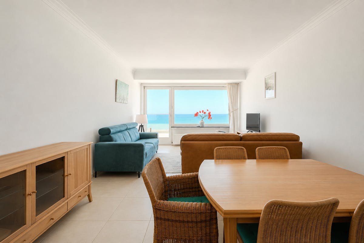 Beautifully renovated apartment with frontal sea view - photo 5