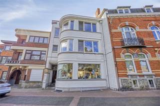 In het centrum van Tongeren, aan de binnenkant van de ring, vinden we dit uitzonderlijk ruime en sterk gebouwde herenhuis in art-decostijl. Het pand, een realisatie van stadsarchitect Jean Willemaers, dateert uit 1938 en is momenteel al meer dan 30 jaar in gebruik als kunstgalerij en atelier.<br /><br />Gelegen op een perceel van 3a12ca biedt deze prachtige eigendom uitzonderlijk veel ruimte en mogelijkheden. Alle kamers zijn groot en praktisch ingedeeld, zonder verloren ruimtes of schuine wanden. Zowel op het gelijkvloers als op de verdiepingen zijn de kamers voorzien van voldoende lichtinval dankzij grote raampartijen en inbouwspotverlichting. <br /><br />Gezien de bestemming en het ruime karakter, zijn er diverse invullingen mogelijk: van commerciële activiteit tot een stijlvolle woon-werkcombinatie.<br /><br />Bovendien beschikt de woning over een prachtige tuin met een mooi aangelegd, zon-georiënteerd terras: een absolute meerwaarde voor elke bestemming! De tuin is bereikbaar via de Vermeulenstraat, wat voor extra comfort zorgt. De woning is volledig onderkelderd, wat resulteert in nog meer (opslag)ruimte. <br /><br />Momenteel zijn er geen keuken en badkamer aanwezig, wat u als koper de vrijheid geeft om het interieur volledig naar eigen smaak en noden in te richten.<br /><br />Volgende unieke eigenschappen typeren de woning:<br /> • verdiepte voegen en witgeschilderde gevel<br /> • dieper gelegen voordeur met ingebouwd keramisch ornament, vervaardigd door de kunstenares zelf<br /> • volle leuning en lambrisering vervaardigd uit Congolees Limba-hout over de gehele lengte van de trap<br /><br />Dit pand is een unieke kans voor wie op zoek is naar een karaktervol en multifunctioneel gebouw in het hart van Tongeren, met een uitzonderlijke oppervlakte en rijke architecturale waarde. <br />Voor meer informatie of een bezichtiging ter plaatse kan u terecht op onze website www.confideo-immo.be of telefonisch op het nummer 012 23 23 11.<br />