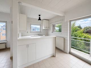 Dit appartement bevindt zich op de 2e verdieping van een kleinschalig gebouw. De indeling gaat als volgt: inkomhal, vervolgens de leefruimte met veel lichtinval en open keuken. Het Zuid-West georiënteerde terras grenst aan de leefruimte en biedt zicht op groen. Er zijn 2 ruime slaapkamers aanwezig. De badkamer is voorzien van een douche, toilet, lavabomeubel. Verder is er een handige berging met aansluiting voor wasmachine en een extra berging aanwezig. De garage (3 m x 6 m) met water en elektriciteit en voorgelegen parkeerplaats zijn bij te huren aan 50 euro. Het appartement is onmiddellijk beschikbaar en kent lage gemeenschappelijke kosten: de provisie bedraagt € 40 voor het waterverbruik. Extra troef: in oktober worden er nog nieuwe ramen geplaatst. Dankzij de centrale ligging bevinden winkels, openbaar vervoer en belangrijke invalswegen en de autosnelweg zich op korte afstand. Wenst u meer info? contacteer ons via 03 568 03 03 of info@vastgoed03.be