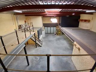 Het gelijkvloerse niveau heeft een oppervlakte van 175 m²; de verdiepingsvloer is meer dan 85 m² groot.Het dak werd recentelijk geïsoleerd.Provisie...