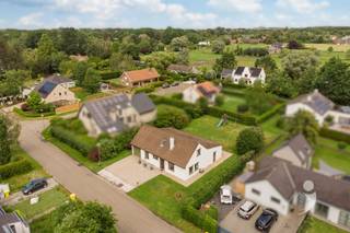 <p><span>Dans le quartier calme et verdoyant de Lievekensbossen, situé au Mimosalaan 6 à Schiplaken, se trouve cette spacieuse maison familiale offrant de nombreuses possibilités. La propriété est située sur un beau terrain de pas moins de 10 ares et bénéficie d'un emplacement résidentiel agréable avec un accès facile aux commodités, aux écoles et aux routes principales.</span></p><p><span>À l'intérieur, la maison propose une disposition étonnamment spacieuse. Au rez-de-chaussée, il y a un grand espace de vie ouvert où le salon, la cuisine ouverte et la salle à manger s'harmonisent. Grâce à l'agencement ouvert, vous pouvez profiter d'un agréable sentiment d'espace et de beaucoup de lumière naturelle. À l'arrière de la maison, se trouve la salle à manger avec vue sur le jardin.</span></p><p><span>De plus, la maison dispose de quatre chambres à coucher et de deux salles de bains, ce qui la rend particulièrement adaptée aux familles nombreuses ou à ceux qui souhaitent un espace supplémentaire pour un bureau ou une salle de loisirs.</span></p><p><span>Le confort pratique est également présent avec un garage intégré et une allée pouvant accueillir deux voitures.</span></p><p><span>Cette propriété nécessite des travaux de rénovation, mais cela constitue une occasion idéale pour les acheteurs potentiels à la recherche d'une maison qu'ils peuvent terminer entièrement selon leur goût et leurs souhaits. Avec la vaste superficie habitable, la disposition fonctionnelle et le beau terrain, cette propriété offre une excellente base pour créer un foyer contemporain et confortable.</span></p><p><span>Atouts :</span></p><ul><li><span>Situé dans le quartier calme et prisé de Lievekensbossen </span></li><li><span>Terrain d'environ 10 ares </span></li><li><span>4 chambres </span></li><li><span>2 salles de bains </span></li><li><span>Espace de vie ouvert spacieux avec salon, cuisine ouverte et salle à manger </span></li><li><span>Garage intégré </span></li><li><span>Allée pour 2 voitures </span></li><li><span>De nombreuses possibilités de rénovation et d'extension </span></li><li><span>Environnement verdoyant et convivial pour les enfants </span></li></ul><p><span>Une occasion unique pour ceux qui recherchent un projet de rénovation dans un excellent emplacement à Schiplaken.</span></p>