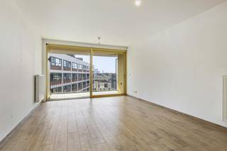 This contemporary building combines comfort with a top location in one of the most dynamic and up-and-coming neighborhoods in Antwerp. Located on the edge of the renewed Eilandje and a stone's throw from the green Park Spoor Noord, you can enjoy easy accessibility and a vibrant urban environment that is in full bloom. All facilities, access roads and the historic city center of Antwerp are nearby. This 2017 apartment offers a living area of 87 m² and is an ideal home for those who love city life combined with rest. If you are looking for a quality building in Antwerp, this property is definitely worth a visit.<br /><br />Apartment layout:<br />- entrance hall<br />- bright and cozy living space<br />- open, equipped kitchen<br />- south-facing terrace of approximately 8 m² with a relaxing view of the well-kept courtyard<br />- 2 full bedrooms<br />- third room, perfect for use as a desk, dressing room or children's room<br />- bathroom with a double sink, shower and bath<br />- separate toilet<br />- convenient storage in the apartment<br />- extra basement storage<br /><br />Advantages of this apartment:<br />- Energy-efficient and recent new construction complex from 2017<br />- Excellent and popular location near the Eilandje and Park Spoor Noord<br />- Lovely south-facing terrace with a green view<br />- Possibility to purchase an underground car park for €25,000<br /><br />Are you interested in this ready-to-move-in apartment for sale in Antwerp? Then be sure to contact us. If you would like to sell your own property, please contact us for a free estimate, by phone at 03/206.76.76 or by email to antwerpen@dewaele.com.<br /><br />Register of measures: no