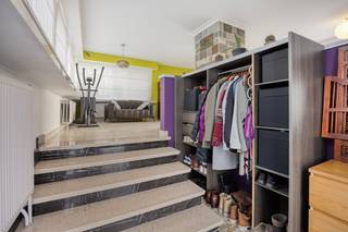 Ontdek deze prachtig vernieuwde jaren 70 woning in bungalow stijl, ideaal gelegen in een rustige straat en perfect voor wie gelijkvloers wonen...