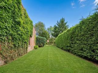 Rebecq, non loin des axes vers Bruxelles, belle propriété de caractère composée de deux grands bâtiments résidentiels entourés d'un beau jardin...