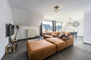 Ruim appartement met 3 slaapkamers, 2 terrassen in centrum Zedelgem<br /><br />Op een uitstekende locatie in het centrum van Zedelgem, op wandelafstand van lokale handelaars, horeca en openbaar vervoer, vinden we dit ruime en lichtrijke duplexappartement met 3 slaapkamers, 2 terrassen en een garagebox.<br /><br />Via de inkomhal met apart gastentoilet komen we binnen in de ruime leefruimte, met een aangename zithoek en directe toegang tot het eerste terras. Aansluitend bevindt zich de praktische berging, voorzien van aansluitingen voor wasmachine en droogkast. De keuken sluit mooi aan op de leefruimte en is uitgerust met een microgolfoven, oven, keramische kookplaat, koelkast met vriesvak, dubbele spoelbak, dampkap en vaatwasser.<br /><br />Op het gelijkvloers bevindt zich tevens de eerste slaapkamer met inpandige badkamer, uitgerust met een wastafel, ligbad en toilet.<br /><br />Op de verdieping treffen we nog twee ruime slaapkamers en een tweede badkamer met wastafel, douchecabine en toilet. Via deze verdieping is er bovendien toegang tot het tweede terras, ideaal om op elk moment van de dag van de buitenruimte te genieten.<br /><br />Interesse? Contacteer ons voor meer informatie of plan vandaag nog uw bezoek. Wij begeleiden u graag bij de ontdekking van dit ruime duplexappartement.<br /><br />