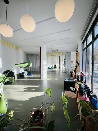 Espace de pratique de haute qualité au Tunnelplaats 1 Ce bâtiment prêt à emménager offre l'équilibre parfait entre intimité et liberté de mouvement. Avec 6 salles de soins individuelles, il y a suffisamment d'espace pour une équipe multidisciplinaire. Le cœur du bâtiment est une grande salle ouverte, idéale comme salle de répétition ou pour des sessions de groupe. De plus, le bâtiment est doté de tout le confort nécessaire : une cuisine entièrement équipée, des installations sanitaires modernes et une douche (idéale pour les soins après la rééducation ou pour le personnel).Disposition :Rez-de-chaussée :- hall d'entrée- zone d'attente- salle de soins (15 m²)- spacieuse pièce ouverte- cuisine- toilettes séparées- doucheSous-sol :- salle de soins (8 m²)- salle de soins (9 m²)- salle de soins (10 m²)- salle de soins (11 m²)- salle de soins (12 m²)Avantages supplémentaires :- excellent emplacement- bonne mise en page- excellent score mobile : 9,2/10- prêt à emménager- possibilité de louer une place de parking dans l'immeubleLes frais fixes mensuels sont de 200 euros par mois pour les frais des parties communes.Vous recherchez un local commercial à louer à Anvers ? Contactez-nous pour plus d'informations ou pour une visite sur place à antwerpen@dewaele.com ou au 03.206.76.76 !