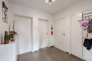 <p><span>Afspraak BEZOEKDAG TELEFONISCH via Jari Wante op 0470/21.14.82<br /><br />Op een topligging in centrum Wetteren vinden we dit lichtrijke appartement op de eerste verdieping. Het is zeer gunstig gelegen in de directe nabijheid van alle nodige voorzieningen zoals scholen, winkels en het openbaar vervoer met het station vlakbij. Bovendien geniet u van een vlotte verbinding naar de belangrijkste invalswegen.<br /><br />De indeling is als volgt: inkomhal met gastentoilet en lichtrijke leefruimte met aansluitend de keuken. Achtergelegen vinden we 2 slaapkamers en een badkamer. <br /><br />EPC: 192 kWh/ (m² jaar) – Label B</span></p><p><span>Keuring elektriciteit conform tot 2041<br />Asbestveilig</span></p><p><span>Hoogrendementsglas met PVC<br /><br />Alle documenten zijn te raadplegen op www.immo-zone.be</span></p><p><span> </span></p>