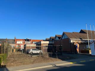 Naast het postkantoor heb je op gelijkvloers een ruim commercieel pand dat kan ingedeeld in kantoren, praktijkruimte, magazijn / stockage.Centrale...