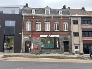 Ce bâtiment polyvalent est situé dans un endroit très visible à l'intersection des rues animées d'Avelgemstraat et d'Otegemstraat, juste en face...