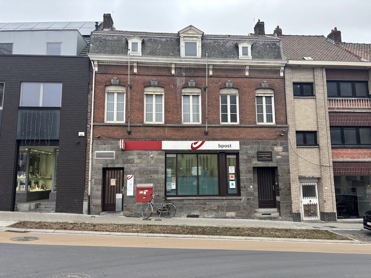 Propriété commerciale unique avec entrepôt et garages dans un emplacement privilégié - photo 1