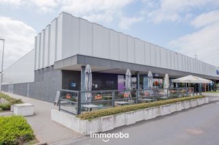 Het Eetcafé 'Salut les Copains' is gelegen op de site van de 'Carrefour' te Sint-Eloois-Vijve. U kunt hier genieten van heerlijke gerechten en drankjes in een gezellige en ontspannen sfeer.<br />Deze horecazaak biedt plaats voor 45 eters(oppervlakte van 138m²) en is voorzien van een geïnstalleerde keuken, toog, sanitair blok en buitenterras voor een 25tal klanten. <br /><br />Men kan hier even verpozen tijdens het shoppen naar uw basisbehoeften, kledij, schoeisel of elektronica.<br /><br />* extra troeven: <br />- instapklaar en zeer verzorgd<br />- goede locatie<br />- zonneterras<br />- gratis parkeergelegenheid over de volledige site<br />- vrij van brouwer<br />- volledig bemeubeld<br /><br />Wilt u info over deze overname, contacteer tom@immoroba.be