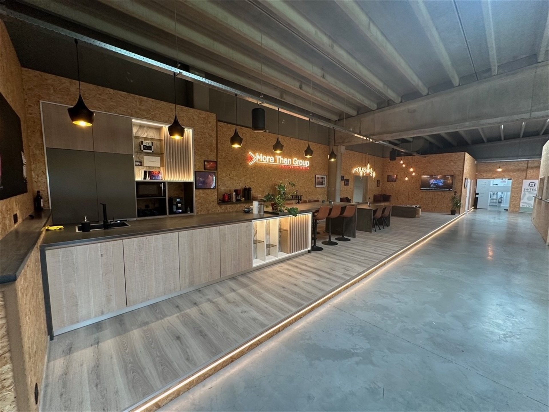 Kantoorruimte circa 150m² + gemene ontvangstruimte, keuken, vergaderzalen... - foto 2