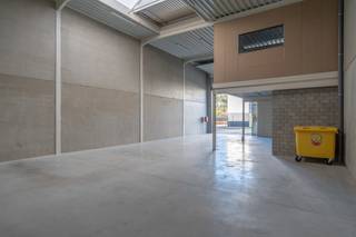 <strong>Nieuwbouw KMO-unit met twee autostaanplaatsen te Merksplas.</strong><br /><span>203,40m² magazijn + 44,96m² kantoor | Beschikbaar vanaf 01/08/2026 | Gunstige ligging</span><br /><br /><strong>Bezoek aanvragen kan via deze link</strong><span>: https://dilegno.mijnhuurprofiel.be/property/c14f48dd-e09e-4400-ba9c-9a2e00ea6b28</span><br /><br /><strong>Omschrijving:</strong><br />Ben je op zoek naar een magazijnruimte met kantoor? De KMO-unit bevindt zich in het industrieterrein "Veldenberg" te Merksplas. De unit heeft een totale oppervlakte van 248,36m², dewelke bestaat uit 203,40m² magazijn en 44,96m² kantoorruimte. De kantoorruimte is voorzien van een internet aansluiting en er is een voorziening tot elektrische verwarming via warmtepaneel. <br /><br />De KMO-unit beschikt over een automatische sectionaalpoort met codeklavier voor een veilige toegang. Daarnaast beschikt de unit over een afzonderlijk toilet met wastafel. <br />Ten slotte zijn er voor de unit twee autostaanplaatsen voorzien, reeds inbegrepen in de prijs!<br /><br /><strong>Algemeen:</strong><br /><span>- 2 autostaanplaatsen</span><br /><span>- Reeds voorzien van één 3-fasig stopcontact</span><br /><span>- Huurprijs exclusief BTW</span><br /><span>- Maandelijkse lasten: provisie €100</span><br /><span>- Onroerende voorheffing ten laste van huurder</span>
