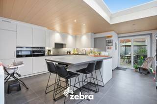 Deze charmante woning is ideaal gelegen in het bruisende centrum van Roeselare, op wandelafstand van winkels, scholen, horeca en openbaar...