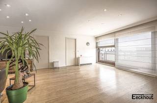 Dit appartement is gelegen nabij belangrijke invalswegen en op een steenworp van het bosje, op deze manier geniet u hier van het beste van...