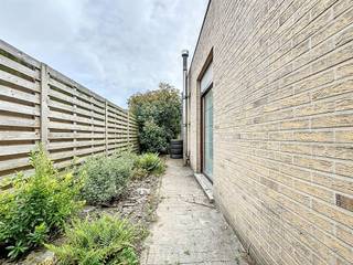 Halfopen woning met garageGelijkvloers:inkomhal, apart toilet, ruime woonkamer met open, ingerichte keuken, grote garage met toegang tot de...