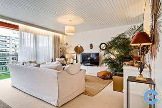 Dit ruime appartement met 2 slaapkamers (119m2) is gelegen in de Jos Ratinckxstraat te Berchem. Tal van winkels, restaurants en openbaar vervoer bevinden zich om de hoek op wandelafstand. Verschillende verbindingswegen en Berchem station liggen in de nabije omgeving. <br /><br />Het appartement ligt op de derde verdieping van Residentie Apollo, een residentieel gebouw daterend midden de jaren ’70. De inkomhal van dit gebouw ademt nog steeds deze nostalgische sfeer. <br /><br />Over het appartement zelf. Je komt binnen via de inkomhal die uitgeeft op een grote, open leefruimte met aansluitend een heerlijk terras, waar het genieten is van de ochtendzon en een fantastisch open zicht.  De halfopen keuken werd net gerenoveerd en is voorzien van alle comfort. Alle ruimtes werden zorgvuldig ingericht met een eclectische touch. <br /><br />Via de ruime nachthal, met lichtstraat en gastentoilet, bereik je de twee volwaardige slaapkamers (18m2 &amp; 16m2), waarvan de grootste voorzien is van ingemaakte kasten. Beide slaapkamers geven uit op het tweede terras. Verder zijn er maar liefst twee badkamers aanwezig, voorzien van alle comfort. Het appartement beschikt ook over een privatieve kelderberging.<br /><br />Heb je na het bekijken van de foto’s nog bijkomende vragen of kom je graag ter plaatse op ontdekking?  Bel Dries op 0470/107.217. <br /> 