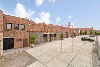 Dit unieke commercieel eigendom (lot 2) is gelegen langs een parallelweg naast de R8, de ringlaan rond Kortrijk, in Harelbeke. Met een...