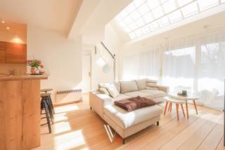 Deze fraaie bel-etagewoning bevindt zich in het centrum van Izegem, op wandelafstand van openbaar vervoer, scholen, horeca en winkels. Dankzij diverse renovaties doorheen de jaren, uitgevoerd met oog voor kwaliteit, verkeert de woning in zeer mooie staat.<br /><br />De lichtrijke leefruimte met open keuken en mezzanine vormt zonder twijfel de absolute blikvanger van deze woning en zorgt voor een ruimtelijk en eigentijds gevoel.<br />Het betreft een bel-etagewoning, waardoor het leefgedeelte zich op de bovenste verdieping bevindt.<br /><br /><strong>Indeling:</strong><br /><strong>Gelijkvloers:</strong> ruime inkomhal met toegang tot een dubbele (!) garage<br /><strong>Eerste verdieping:</strong> twee ruime slaapkamers, een verzorgde badkamer, apart toilet en praktische berging/wasplaats<br /><strong>Bovenste verdieping:</strong> lichtrijke leefruimte met open keuken, ruim zonnig terras, mezzanine en extra bergruimte<br /><br />Voor extra sfeer en gezelligheid werd een pelletkachel voorzien. Daarnaast beschikt de woning over een praktische goederenlift.<br /><br /><strong>Beschikbaar vanaf 15/06.</strong>