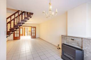 <p><span>Afspraak BEZOEKDAG ENKEL telefonisch via Jari Wante op 0470 211 482.<br /><br />Ontdek deze prachtige lichtrijke woning, zeer gunstig gelegen nabij alle voorzieningen zoals scholen, winkels en openbaar vervoer, en met een vlotte verbinding naar invalswegen.<br /><br />De indeling is als volgt: inkomhal, gezellige leefruimte met veel lichtinval, met aansluitend de ruime keuken en de badkamer die voorzien is van een toilet, meubel en douche in bad. Tot slot beschikt het gelijkvloers nog over een praktische berging. Op de eerste verdieping vindt u twee slaapkamers, waarvan één kamer toegang biedt tot de zolderkamer.<br /><br />Een grote troef van deze woning is de sfeervolle tuin waar u kan ontspannen en genieten van de rust.<br /><br />EPC: 336 kWh/(m² jaar) – Label D</span></p><p><span> </span></p><p><span>Alle documenten zijn raadpleegbaar op de website www.immo-zone.be</span></p><p><span> </span></p>