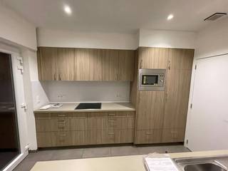 <p><span>Rustig gelegen moderne woning : inkom, living, open ingerichte keuken met vaatwas, koelkast, oven, kookplaten, microgolf, groot terras, tuin, tuinhuis, garage met automatische poort, badkamer, 3 slaapkamers, zolder. EPC B 164 kWh/m² Vrij op 1/12/2026. Voor info of bezoek, bel 056.21.58.00 of www.immo-lvb.be, naar pand gaan en online bezoek inplannen.</span></p>